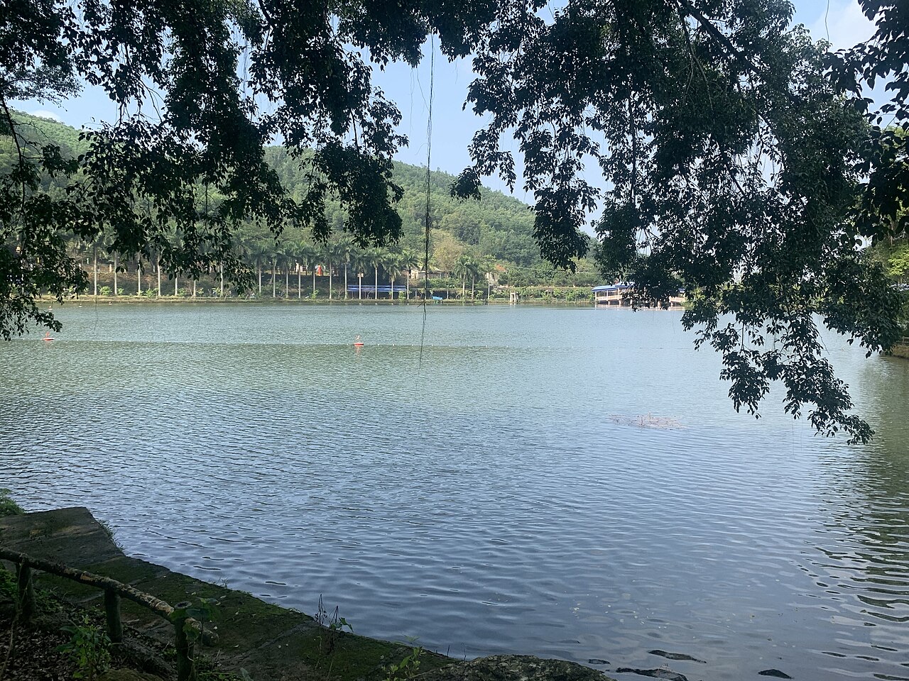 File:Ao Vua Lake, Ba Vi National Park (49357916241).jpg