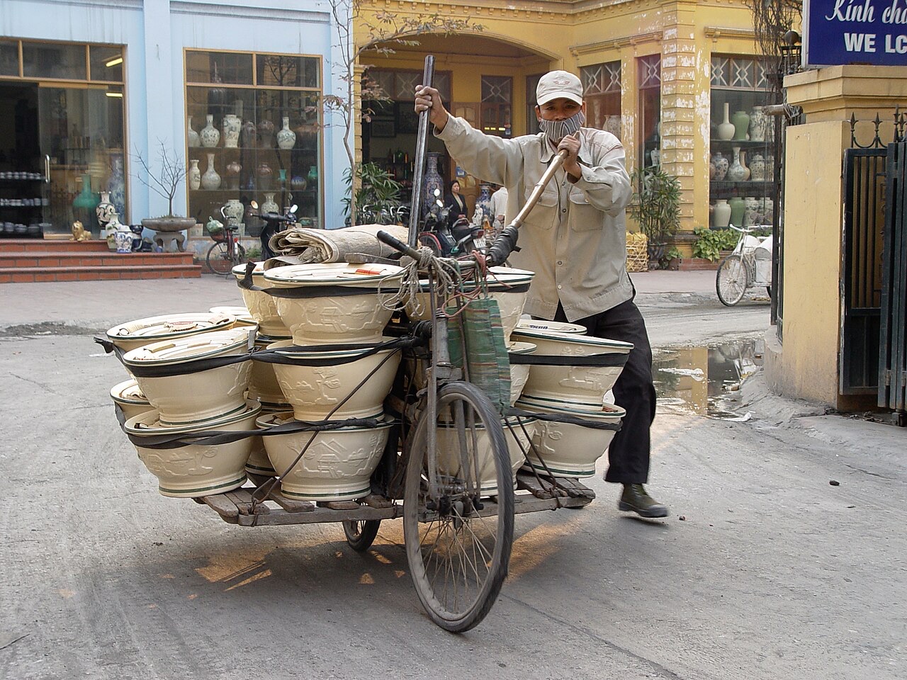 File:Bat-Trang-Ceramic-Village1.jpg