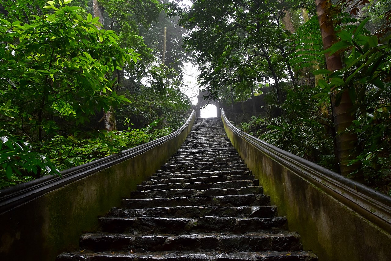 File:Entrance to the Huong Tich Cave, site of the Perfume Pagoda, northern Vietnam (1) (38462302466).jpg