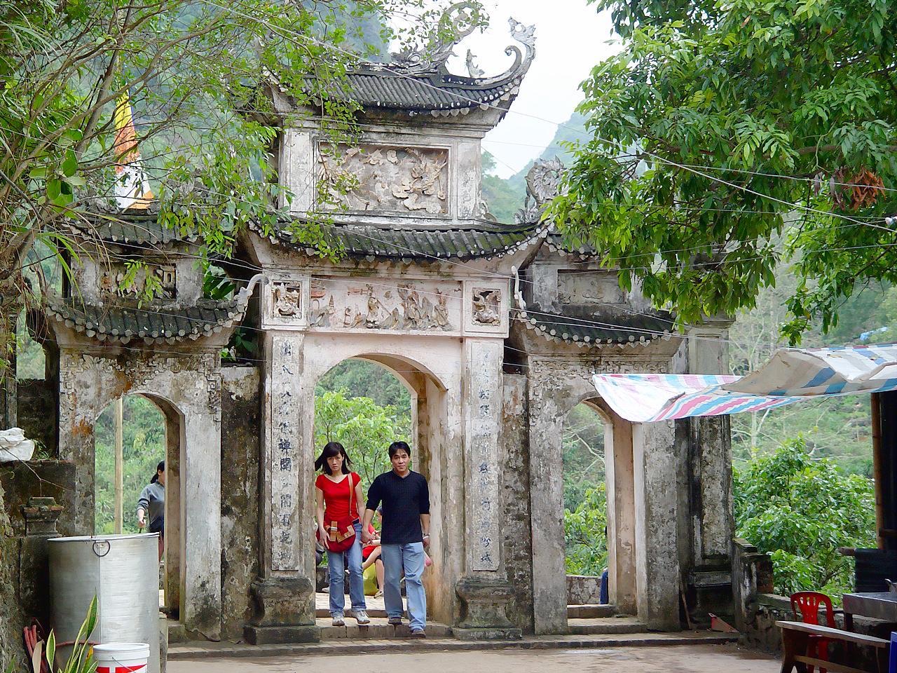 File:Chua Huong 005.jpg