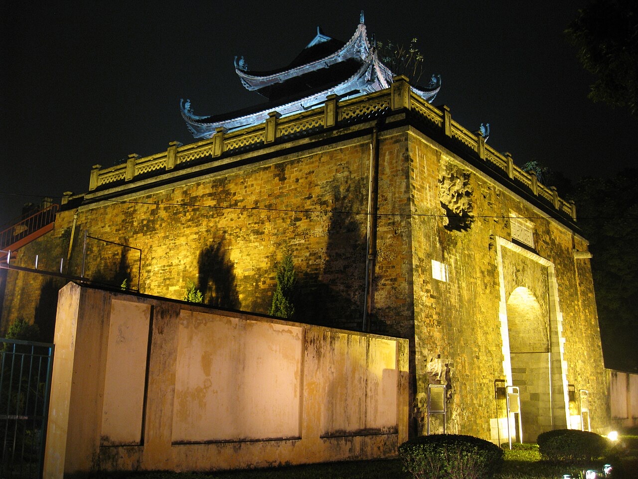 File:Cổng Bắc hoàng thành Thăng Long.JPG