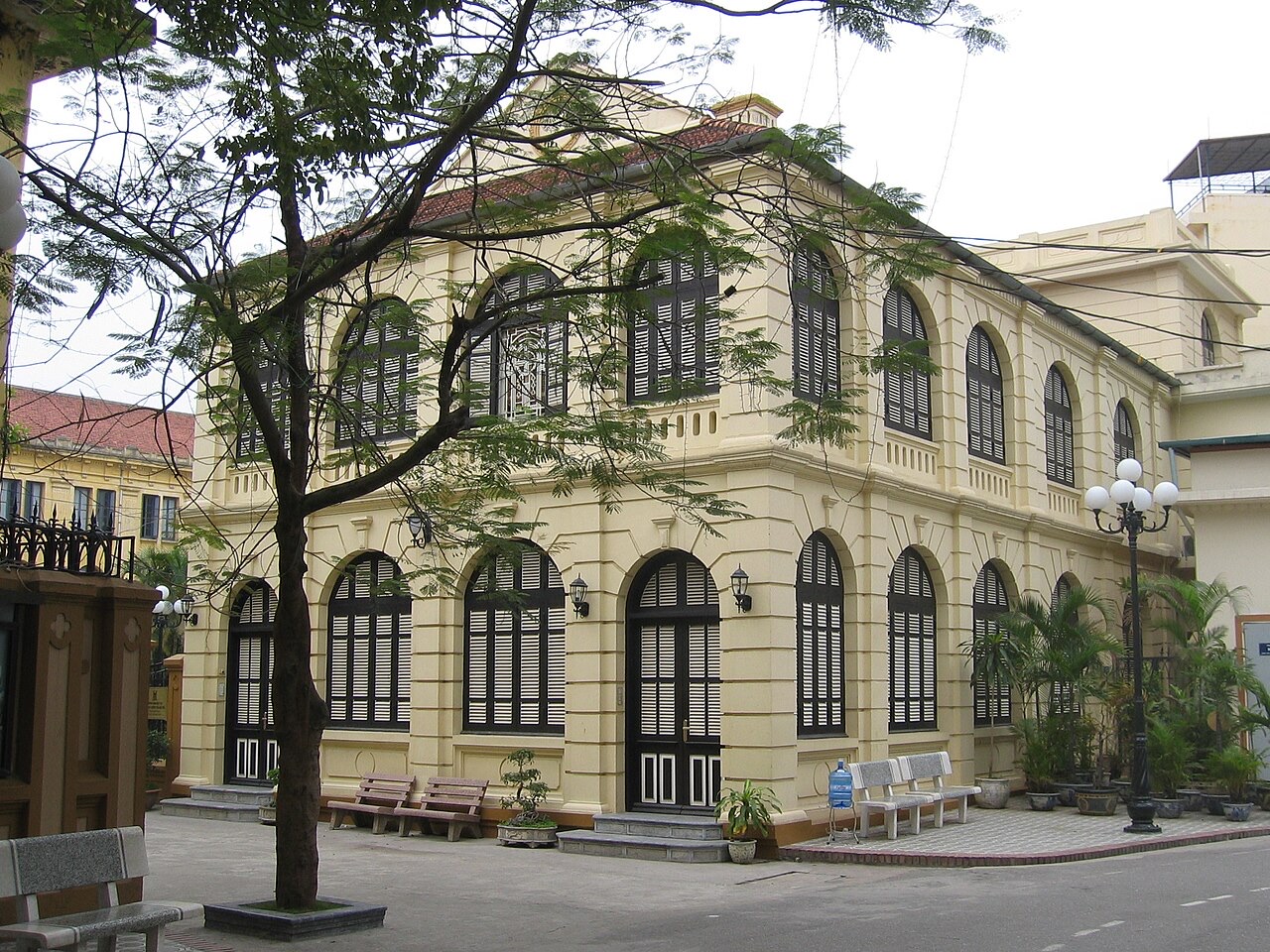File:Villa französische kolonial Architektur Hanoi Vietnam.JPG