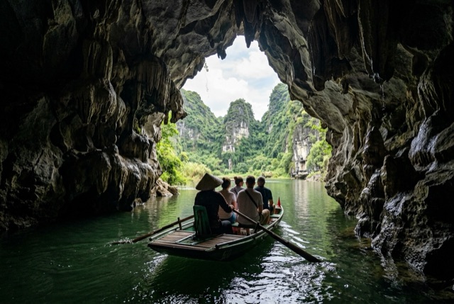Thuyền chèo qua hang Tràng An