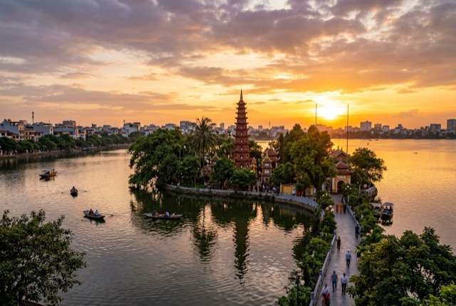 Chùa Trấn Quốc bên Hồ Tây hoàng hôn