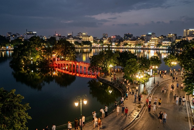 Hồ Gươm lên đèn buổi tối