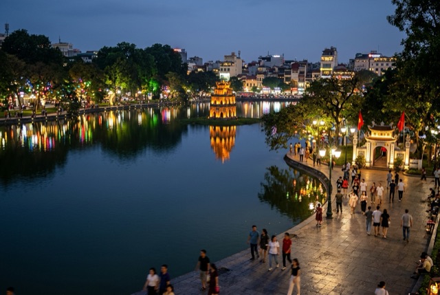 Hồ Gươm buổi tối lên đèn